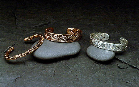 bracelet.jpg (37750 bytes)