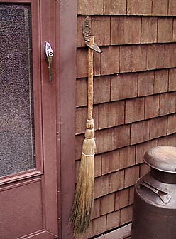 broom_1.jpg (29269 bytes)