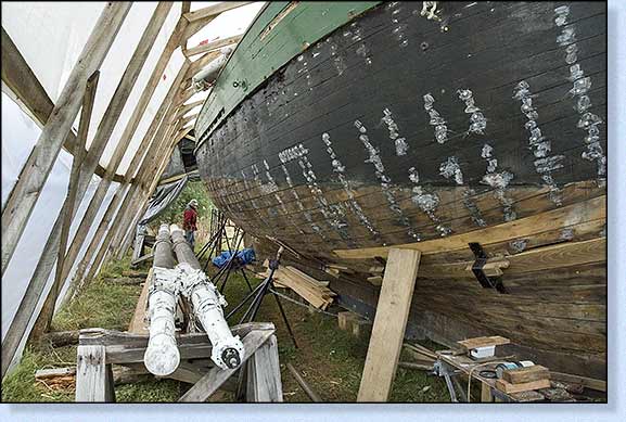 This shows the masts now under cover whrere they can be worked on.